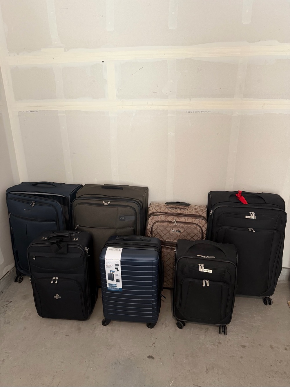 7 suitcase lot: 4 checked suitcases and 3 carry ons